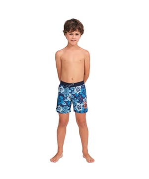 Este bañador niño es perfecto para que los más pequeños disfruten del verano con comodidad y estilo. Su diseño y confección en materiales de secado rápido lo convierten en la prenda ideal para la playa, la piscina o juegos al aire libre.

Detalles:
- Corte clásico con largo medio.
- Cintura elástica con cordón ajustable.
- Bolsillos laterales.
- Forro interior de malla.
- Tejido ligero y de secado rápido.
- Variedad de estampados.
- Logo de la marca.

Este bañador para niño es la elección perfecta para los niños activos que buscan comodidad sin perder estilo. Con materiales resistentes y un diseño funcional, es ideal para todas las aventuras de verano.

Los bañadores de niño son una prenda indispensable para aquellos que aman disfrutar del agua, ya sea en la playa, en la piscina, o en cualquier otro lugar. Aunque a menudo se consideran como una prenda simple y funcional, el bañador niño de Munich puede ser una elección de estilo y moda.
 Composición: 100% Poliéster
 Cuidados:
Lavar a mano.
No usar lejía ni suavizantes.
Secar al aire libre.