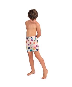 Este bañador niño es perfecto para que los más pequeños disfruten del verano con comodidad y estilo. Su diseño y confección en materiales de secado rápido lo convierten en la prenda ideal para la playa, la piscina o juegos al aire libre.

Detalles:
- Corte clásico con largo medio.
- Cintura elástica con cordón ajustable.
- Bolsillos laterales.
- Forro interior de malla.
- Tejido ligero y de secado rápido.
- Variedad de estampados.
- Logo de la marca.

Este bañador para niño es la elección perfecta para los niños activos que buscan comodidad sin perder estilo. Con materiales resistentes y un diseño funcional, es ideal para todas las aventuras de verano.

Los bañadores de niño son una prenda indispensable para aquellos que aman disfrutar del agua, ya sea en la playa, en la piscina, o en cualquier otro lugar. Aunque a menudo se consideran como una prenda simple y funcional, el bañador niño de Munich puede ser una elección de estilo y moda.
 Composición: 100% Poliéster
 Cuidados:
Lavar a mano.
No usar lejía ni suavizantes.
Secar al aire libre.