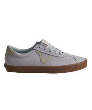 Vans Sport Lage Sneakers

 Geïnspireerd door de iconische ontwerpen van het merk uit de jaren '90, is de Vans Sport low-top suède sneaker een reimagining van de originele Vans Sport skateschoen. Met een lager uitgesneden, open kraag, verlengde tong en V-vormige zijstreep combineert deze low-top gevulkaniseerde schoen naadloos een op skates geïnspireerde esthetiek met exclusieve throwback details.

 Details:
 - Ultra laag uitgesneden sneakers in retrostijl.
 - Dik suède bovenwerk met leren details.
 - V-vormige streep opzij
 - Gewatteerde kraag.
 - Geweven logolabel.
 - Wafelzool.
 - Platte veters.

 Vans sneakers zijn veel meer dan alleen schoenen: ze vertegenwoordigen een houding, een stedelijke en rebelse levensstijl. Of het nu gaat om hun klassieke Old Skool-silhouet, de iconische Slip-On of moderne samenwerkingen met artiesten en merken, Vans blijft een symbool van authenticiteit, creativiteit en alternatieve cultuur.
 Samenstelling: Buitenkant: Suède; Binnenkant: Textiel; Zool: Synthetisch
 Onderhoud:
Reinigen met een zachte borstel en neutrale zeep.
 Vermijd wassen in de wasmachine.
 Aan de lucht drogen, niet in direct zonlicht.