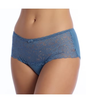 Esta braga alta combina a la perfección comodidad, elegancia y funcionalidad, ideal para quienes buscan una prenda que estilice y aporte un toque de sofisticación.

Características:

- Diseño de talle alto.
- Frontal decorado con encaje delicado y calados que añaden feminidad y distinción.
- Parte trasera confeccionada en tejido liso.
- Cinturilla elástica.
- Braguita alta perfecta para llevar bajo cualquier prenda.
- Disponible en varios colores.
- Materiales de alta calidad que aseguran durabilidad y resistencia al desgaste.

Braguita de cintura alta ideal para mujeres que valoran el confort y el diseño, esta braga alta es la elección perfecta para el día a día o para ocasiones especiales, asegurando una sensación de suavidad y elegancia en cada uso.
 Composición: 84% Poliamida , 16% Elastano
 Cuidados:
- Lavar a temperatura máx. 40º.
- No usar lejía.
- No usar secadora.
- No planchar.
- No lavar en seco.