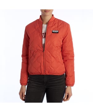 VANS Boom Boom VI Padded Bomber Jacket - Lichtheid, warmte en stijl in één.

 De VANS Boom Boom Jacket is een militair geïnspireerde bomberjack gemaakt van satijn nylon. Hij is voorzien van thermische isolatie en een polyester voering voor extra comfort, en decoratieve patches op de borst versterken de urban stijl.

 Details:
 - Geborduurd VANS-logo op geweven patch.
 - Gewatteerd ontwerp met golfpatroon.
 - Volledige ritssluiting aan de voorkant.
 - Zijzakken.
 - Kraag in bomberstijl en elastische manchetten.

 Een lichtgewicht en veelzijdige gewatteerde damesjas, perfect om te combineren met urban looks. Het getextureerde ontwerp, de compacte snit en de merkdetails maken het een belangrijk stuk voor het overgangsseizoen.
 Samenstelling: Frame: 100% Polyester; Voering: 100% Polyester; Vulling: 100% Polyester
 Onderhoud:
Machinewas koud.
 Niet bleken.
 Niet strijken.
 Aan de lucht drogen of in de droger op lage temperatuur.