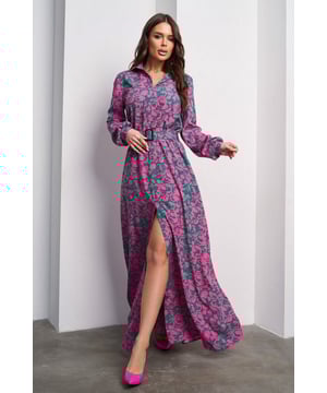 Langes Kleid aus weichem Stoff mit großem himbeerfarbenem Blumendruck. Produkt mit langen Ärmeln, Frontschlitz und Kragen. Das Kleid mit Taschen verfügt über einen abnehmbaren Gürtel und einen Keilausschnitt.