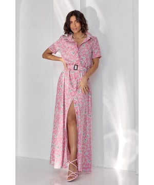 Langes rosa Button-Down-Hemdkleid aus geblümtem Stoff. Das Modell mit kurzen Ärmeln und Seitentaschen ist mit einem klassischen Kragen ausgestattet. Figurbetontes Kleid mit elastischer Taille und ausgestelltem Saum in Maxilänge. Das Kleid wird mit einem abnehmbaren Gürtel geliefert.