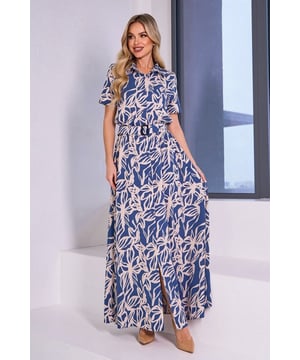 Blaues Maxi-Hemdblusenkleid mit Knöpfen und tailliertem, elastischem Schnitt. Modell aus weichem Stoff mit kurzen, geraden Ärmeln. Das Produkt ist mit einem abnehmbaren Gürtel, Taschen und einem klassischen Kragen ausgestattet.