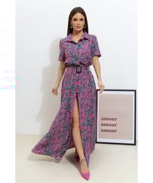 Button-Down-Hemdkleid aus weichem Stoff mit Blumendruck. Das Modell mit kurzen Ärmeln und Seitentaschen ist mit einem klassischen Kragen ausgestattet. Figurbetontes Kleid mit elastischer Taille und ausgestelltem Saum in Maxilänge. Das Kleid wird mit einem abnehmbaren Gürtel geliefert.