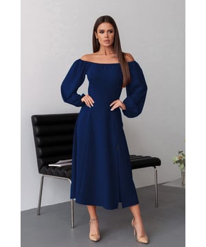 Figurbetontes Kleid mit langen, ausgestellten Ärmeln und elastischem Halsausschnitt. Kreppprodukt mit seitlichem Schlitz am Bein und verstecktem Reißverschluss. Midilanges Kleid mit offenen Schultern und ausgestelltem Saum.