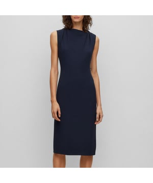 Dames BOSS Dezuki Slim-fit businessjurk met kenmerkende halslijn in donkerblauw.Een mouwloze businessjurk van BOSS Womenswear met een slanke pasvorm in matte stof en een kenmerkende halslijn. Voor onze RESPONSIBLE producten gebruiken we altijd minstens 60% duurzamere grondstoffen. Dit product is gemaakt van gecertificeerde cellulosevezels die afkomstig zijn van natuurlijke houtgrondstoffen en afkomstig zijn uit verantwoord beheerde bossen.- Slim fit- Ronde hals- Ritssluiting- Mouwloos- Rugsplit- Ongevoerd- Hoofdmateriaal: 72% acetaat 28% viscose.  Voering: 64% viscose 36% polyester.  Stomerij - Ref: 50498081-404