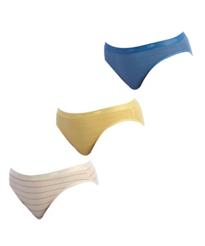 El pack de 3 braguitas slips Coton Stretch mujer es la opción perfecta para quienes buscan comodidad y practicidad en su lencería. Confeccionadas en algodón elástico, estas braguitas ofrecen un ajuste perfecto y una sensación suave sobre la piel. Su diseño clásico y cómodo las convierte en una prenda ideal para el uso diario, proporcionando libertad de movimiento y gran confort. 

Disponibles en varios colores que se adaptan fácilmente a tu estilo personal. Su fácil mantenimiento las convierte en una prenda esencial para cualquier temporada.

Principales características:
- Confección en algodón elástico para un ajuste perfecto y comodidad.
- Cinturilla elástica.
- Diseño clásico y cómodo, ideal para el uso diario.
- Libertad de movimiento y gran confort durante todo el día.
- Disponible en varios colores para adaptarse a tu estilo personal.
- Fácil mantenimiento y durabilidad asegurada.
 Composición: 95% Algodón, 5% Elastano
 Cuidados:
- Lavar a temperatura máx. 40º.
- No usar lejía.
- No usar secadora.
- No planchar.
- No lavar en seco.