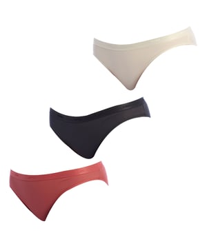 El pack de 3 braguitas Les Pockets mujer es perfecto para quienes buscan comodidad y estilo en su ropa interior. Confeccionadas en tejido elástico, ofrecen un ajuste perfecto y una sensación suave sobre la piel, brindando libertad de movimiento y comodidad durante todo el día. Su diseño moderno y funcional las convierte en una opción ideal para el uso diario.

Disponible en varios colores y estilos, cada braguita proporciona una cobertura adecuada y un soporte excepcional. La calidad de los materiales asegura que este pack sea duradero y confiable.

Principales características:
- Tejido elástico que garantiza un ajuste perfecto y cómodo.
- Cinturilla elástica.
- Libertad de movimiento para el uso diario.
- Variedad de colores y diseños para expresar tu estilo personal.
- Fácil mantenimiento, adecuado para cualquier temporada y ocasión.
- Pack de 3 braguitas para mayor conveniencia y durabilidad.
 Composición: 95% Algodón, 5% Elastano
 Cuidados:
- Lavar a temperatura máx. 40º.
- No usar lejía.
- No usar secadora.
- No planchar.
- No lavar en seco.