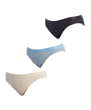 El pack de 3 braguitas Les Pockets mujer es perfecto para quienes buscan comodidad y estilo en su ropa interior. Confeccionadas en tejido elástico, ofrecen un ajuste perfecto y una sensación suave sobre la piel, brindando libertad de movimiento y comodidad durante todo el día. Su diseño moderno y funcional las convierte en una opción ideal para el uso diario.

Disponible en varios colores y estilos, cada braguita proporciona una cobertura adecuada y un soporte excepcional. La calidad de los materiales asegura que este pack sea duradero y confiable.

Principales características:
- Tejido elástico que garantiza un ajuste perfecto y cómodo.
- Cinturilla elástica.
- Libertad de movimiento para el uso diario.
- Variedad de colores y diseños para expresar tu estilo personal.
- Fácil mantenimiento, adecuado para cualquier temporada y ocasión.
- Pack de 3 braguitas para mayor conveniencia y durabilidad.
 Composición: 95% Algodón, 5% Elastano
 Cuidados:
- Lavar a temperatura máx. 40º.
- No usar lejía.
- No usar secadora.
- No planchar.
- No lavar en seco.