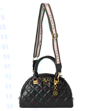 19v69 ITALIA handtas ALICIA maakt indruk met zijn tweekleurige gewatteerde look, gouden details en sportieve ITALIA schouderriem. De halfronde vorm geeft de tas een moderne twist, ideaal voor trendy city-looks.
