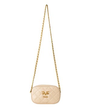 19v69 ITALIA handtas VIVI voegt een vrouwelijke touch toe aan elke outfit. Het gewatteerde ontwerp in zachtroze ontmoet een verfijnde gouden schakelketting, ideaal voor stijlvolle verschijningen met lichte bagage.