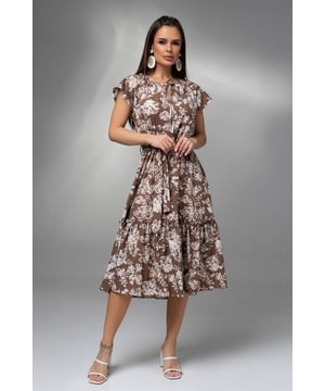 Ein leichtes Kleid mit kurzen, weiten Ärmeln aus weichem Stoff mit Blumendruck. Modell im A-Linien-Schnitt mit Bindeausschnitt und Midilänge. Das Modell mit unterem Volant und Rüschen wird durch einen abnehmbaren Gürtel im gleichen Ton ergänzt.