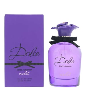 DOLCE VIOLET edt vaporizador de DOLCE & GABBANA   La fragancia femenina Dolce&Gabbana Dolce Violet Eau de Toilette es una expresión vibrante y positiva que encapsula, mediante acordes de grosella negra, violeta y vainilla de Madagascar, la esencia de una joven audaz y despreocupada, que vive intensamente sin olvidar sus metas.   Al comenzar, se aprecian las notas de grosella negra que se mezclan con la mandarina de Madagascar y la frescura del ciclamen. En la fase central, se destacan los encantadores destellos de violeta, entrelazados con los sabores dulces de la mora y la pera. Finalmente, en el fondo, se revela una combinación sensual y cremosa, con madera de sándalo y vainilla de Madagascar, que deja un rastro de almizcle.  EL ENVASE: Dolce&Gabbana Dolce Violet Eau de Toilette se presenta en un elegante frasco de color violeta. Su distintivo tapón hace referencia a la violeta, que es el alma de la fragancia. Además, el frasco se adorna con una cinta negra, un detalle que resalta la sofisticación y el estilo de la chica Dolce.