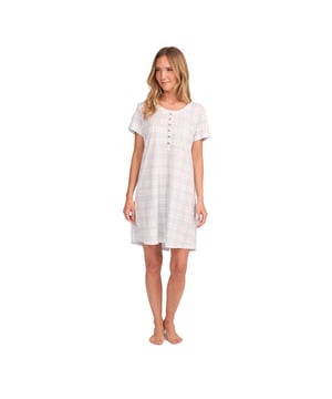 Deze nachtjapon met korte mouwen voor vrouwen is de perfecte combinatie van comfort en romantische stijl. Het lichtgewicht ontwerp en de losse pasvorm maken het een ideale keuze voor warme nachten of ontspannen momenten thuis.

 Details:
 - Recht en los model.
 - Ronde hals met middellange knoopsluiting.
 - Zachte en ademende stof.
 - Discreet ontwerp voor een moderne en vrouwelijke look.

 Deze nachtjapon met korte mouwen voor dames is de perfecte keuze voor wie op zoek is naar een fris en vrouwelijk kledingstuk om in te slapen of in stijl thuis te blijven. Het vloeiende en romantische ontwerp maakt het ideaal om in alle comfort te rusten.

 Onze nachtjaponnen voor dames zijn ideaal om in te luieren in huis, ze zijn ontworpen om u maximaal comfort en stijl te geven terwijl u geniet van uw momenten van ontspanning thuis.
 Samenstelling: 50% Katoen, 50% Modal
 Onderhoud:
Machinewas max. 30ºC.
 Gebruik een mild wasmiddel.
 Vermijd bleekmiddelen.
 Drogen op lage temperatuur.
 Strijken op lage temperatuur.