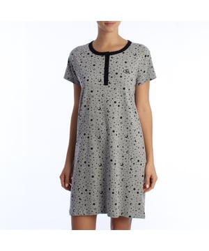 De zomernachtjapon met korte mouwen voor dames is het perfecte kledingstuk om in stijl en comfort van warme nachten te genieten. Deze nachtjapon, speciaal ontworpen voor het zomerseizoen, combineert lichtheid, zachtheid en een elegant ontwerp dat zorgt voor frisheid en comfort tijdens de rusturen.

 Belangrijkste kenmerken:
 Koel en licht ontwerp: Deze zomernachtjapon voor dames heeft een ontwerp met korte mouwen dat voldoende bedekking biedt zonder afbreuk te doen aan de frisheid die nodig is voor de warmste nachten.

 Ademend materiaal: De nachtjaponnen voor vrouwen zijn gemaakt van lichtgewicht en ademend materiaal en zorgen voor een uitstekende luchtcirculatie, waardoor je huid de hele nacht koel en comfortabel blijft.

 Comfort en zachtheid: Katoen zorgt voor een zachte textuur die prettig aanvoelt op de huid en een goede nachtrust bevordert.

 Elegante stijl: Met zorgvuldig ontworpen details zoals decoratieve biezen of zomerse prints voegt dit zomerse nachthemd voor dames een vleugje stijl en vrouwelijkheid toe aan je slaapkleding.

 Relaxte pasvorm: Deze nachtjapon met korte mouwen is gesneden voor bewegingsvrijheid en biedt een comfortabele, losse pasvorm, ideaal om onbelemmerd in te slapen.

 Het zomernachthemd voor dames met korte mouwen is de ideale keuze voor wie op zoek is naar comfort en stijl tijdens warme nachten. Met zijn lichte, ademende en elegante ontwerp staat dit nachthemd garant voor een aangename en ontspannende ervaring bij elk gebruik en biedt het de frisheid en zachtheid die nodig zijn voor een rustgevende slaap.
 Samenstelling: 100% Katoen
 Onderhoud:
Wasmachinebestendig op een maximale temperatuur van 30º.
 Het is niet bestand tegen bleekmiddelen of andere chloraten.
 Is niet bestand tegen strijken.
 Is niet bestand tegen chemisch reinigen.
 Het is niet bestand tegen de droger.