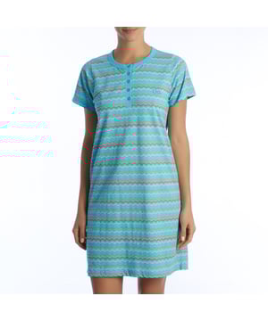 De zomernachtjapon met korte mouwen voor dames is het perfecte kledingstuk om in stijl en comfort van warme nachten te genieten. Deze nachtjapon, speciaal ontworpen voor het zomerseizoen, combineert lichtheid, zachtheid en een elegant ontwerp dat zorgt voor frisheid en comfort tijdens de rusturen.

 Belangrijkste kenmerken:
 Koel en licht ontwerp: Deze zomernachtjapon voor dames heeft een ontwerp met korte mouwen dat voldoende bedekking biedt zonder afbreuk te doen aan de frisheid die nodig is voor de warmste nachten.

 Ademend materiaal: De nachtjaponnen voor vrouwen zijn gemaakt van lichtgewicht en ademend materiaal en zorgen voor een uitstekende luchtcirculatie, waardoor je huid de hele nacht koel en comfortabel blijft.

 Comfort en zachtheid: Katoen zorgt voor een zachte textuur die prettig aanvoelt op de huid en een goede nachtrust bevordert.

 Elegante stijl: Met zorgvuldig ontworpen details zoals decoratieve biezen of zomerse prints voegt dit zomerse nachthemd voor dames een vleugje stijl en vrouwelijkheid toe aan je slaapkleding.

 Relaxte pasvorm: Deze nachtjapon met korte mouwen is gesneden voor bewegingsvrijheid en biedt een comfortabele, losse pasvorm, ideaal om onbelemmerd in te slapen.

 Het zomernachthemd voor dames met korte mouwen is de ideale keuze voor wie op zoek is naar comfort en stijl tijdens warme nachten. Met zijn lichte, ademende en elegante ontwerp staat dit nachthemd garant voor een aangename en ontspannende ervaring bij elk gebruik en biedt het de frisheid en zachtheid die nodig zijn voor een rustgevende slaap.
 Samenstelling: 100% Katoen
 Onderhoud:
Wasmachinebestendig op een maximale temperatuur van 30º.
 Het is niet bestand tegen bleekmiddelen of andere chloraten.
 Is niet bestand tegen strijken.
 Is niet bestand tegen chemisch reinigen.
 Het is niet bestand tegen de droger.