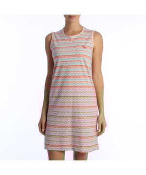 De dames nachtjapon met brede band is het perfecte kledingstuk om in stijl en comfort van warme nachten te genieten. Deze nachtjapon is speciaal ontworpen voor het zomerseizoen en combineert lichtheid, zachtheid en een elegant ontwerp dat zorgt voor frisheid en comfort tijdens de rusturen.

 Belangrijkste kenmerken:
 Koel & licht ontwerp: Deze zomernachtjapon voor dames heeft een ontwerp met brede bandjes dat voldoende bedekking biedt zonder afbreuk te doen aan de koelte die nodig is voor de warmste nachten.

 Ademend materiaal: De nachtjaponnen voor vrouwen zijn gemaakt van lichtgewicht en ademend materiaal en zorgen voor een uitstekende luchtcirculatie, zodat je huid de hele nacht koel en comfortabel blijft.

 Comfort en zachtheid: Katoen zorgt voor een zachte textuur die prettig aanvoelt op de huid en een goede nachtrust bevordert.

 Elegante stijl: Met zorgvuldig ontworpen details, zoals decoratieve biezen of zomerse prints, voegt deze zomerse nachtjapon voor dames een vleugje stijl en vrouwelijkheid toe aan je slaapkleding.

 Relaxte pasvorm: Deze nachtjapon met brede bandjes is gesneden voor bewegingsvrijheid en biedt een comfortabele, losse pasvorm, perfect om onbelemmerd in te slapen.

 De zomer nachtjapon met brede band is de ideale keuze voor wie op zoek is naar comfort en stijl tijdens warme nachten. Met zijn lichte, ademende en elegante ontwerp garandeert deze nachtjapon elke keer dat je hem draagt een aangename en ontspannende ervaring en de frisheid en zachtheid die nodig zijn voor een rustgevende slaap.
 Samenstelling: 100% Katoen
 Onderhoud:
Wasmachinebestendig op een maximale temperatuur van 30º.
 Het is niet bestand tegen bleekmiddel of andere chloraten.
 Is niet bestand tegen chemisch reinigen.
 Het is niet bestand tegen de droger.