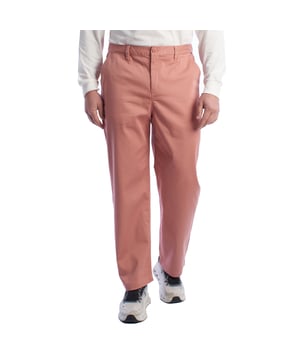 Pantalón VANS Authentic Chino – Estilo limpio y funcional para todos los días.

Este pantalón chino hombre de VANS ofrece una combinación equilibrada entre estilo urbano y elegancia casual. Su diseño clásico y corte recto lo convierten en una prenda versátil para cualquier ocasión, con detalles discretos que marcan la diferencia.

Detalles:
- Diseño tipo chino con corte recto.
- Cintura con trabillas, cierre de botón y cremallera.
- Bolsillos laterales inclinados y bolsillos traseros con ribete.
- Etiqueta tejida con logo discreto en la parte superior.
- Tejido suave y resistente.

Un pantalón hombre chino cómodo, bien estructurado y con un diseño atemporal. Perfecto para quienes buscan una prenda práctica que funcione tanto para el día a día como para un look más pulido.
 Composición: 64% Algodón, 34% Poliéster, 2% Elastano
 Cuidados:
Lavar a máquina en frío.
No usar blanqueador.
Planchar a baja temperatura.
Secar al aire o en secadora a baja temperatura.