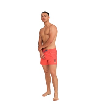 Deze korte zwemshorts voor heren bieden een fris en modern ontwerp, ideaal voor wie op zoek is naar comfort en stijl tijdens hun wateractiviteiten of op luie dagen in de zon. Met hun lichtgewicht stof en praktische details zijn ze de perfecte zwemshorts voor heren om van de zomer te genieten.

 Details:
 - Verstelbare elastische taille met trekkoord.
 - Zijzakken.
 - Siliconen label in reliëf op de achterkant.
 - Mesh binnenvoering.
 - Merkopdrukken.
 - Gemaakt van lichtgewicht, sneldrogende stof.

 Zwemshorts voor heren zijn een essentieel kledingstuk voor wie graag in het water ligt, op het strand, in het zwembad of waar dan ook. Hoewel ze vaak worden beschouwd als een eenvoudig en functioneel kledingstuk, kunnen de zwemshorts voor heren van Munich een stijlvolle en modieuze keuze zijn. De korte zwembroek voor heren is een kledingstuk dat ons definieert, dus het is belangrijk om een zwembroek voor heren te vinden die ons helpt onze persoonlijkheid uit te stralen.
 Samenstelling: 94% Polyester, 6% Elastaan
 Onderhoud:
Handwas.
 Geen bleekmiddel of wasverzachter gebruiken.
 Aan de lucht drogen.