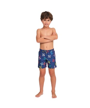 Estos trajes de baño para niños son perfectos para que los más pequeños disfruten del verano con comodidad y estilo. Su diseño y material de secado rápido los convierten en la prenda ideal para la playa, la piscina o juegos al aire libre.

Detalles:
- Corte clásico con longitud media.
- Cintura elástica con cordón ajustable.
- Bolsillos laterales.
- Forro interior de malla.
- Tejido ligero y de secado rápido.
- Variedad de estampados.
- Logo de la marca.

Estos pantalones de baño para niños son la elección perfecta para los chicos activos que buscan comodidad sin sacrificar el estilo. Con materiales duraderos y un diseño funcional, son ideales para todas las aventuras de verano.

Los pantalones de baño para niños son una prenda esencial para aquellos que aman disfrutar del agua, ya sea en la playa, en la piscina o en cualquier otro lugar. Aunque a menudo se consideran una prenda simple y funcional, los pantalones de baño para niños de Munich pueden ser una elección elegante y a la moda.
Composición: 100% Poliéster
Cuidado:
Lavar a mano.
No usar blanqueador ni suavizantes de tela.
Secar al aire.
