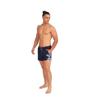 Diese kurzen Badeanzüge für Herren bieten ein frisches und modernes Design, ideal für alle, die bei ihren Wasseraktivitäten oder an Ruhetagen in der Sonne Komfort und Stil suchen. Mit seinem leichten Stoff und den praktischen Details ist es der perfekte Herrenbadeanzug, um den Sommer zu genießen.

 Details:
 - Verstellbarer, elastischer Bund mit Kordelzug.
 - Seitentaschen.
 - Geprägtes Silikonetikett auf der Rückseite.
 - Innenfutter aus Mesh.
 - Markengrafiken.
 - Aus leichtem, schnelltrocknendem Stoff.

 Herrenbadebekleidung ist ein unverzichtbarer Artikel für alle, die gerne im Wasser sind, sei es am Strand, im Pool oder anderswo. Obwohl er oft als einfaches und funktionales Kleidungsstück angesehen wird, kann der Herrenbadeanzug Munich eine stilvolle und modische Wahl sein. Herrenshorts sind ein Kleidungsstück, das uns definiert. Daher ist es wichtig, eine Herrenbademode zu finden, die uns hilft, unsere Persönlichkeit zum Ausdruck zu bringen.
 Komposition: 94% Polyester, 6% Elasthan
 Pflege:
Handwäsche.
 Verwenden Sie keine Bleichmittel oder Weichspüler.
 Lufttrocknen.