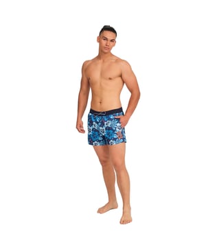 Diese kurzen Badeanzüge für Herren bieten ein frisches und modernes Design, ideal für alle, die bei ihren Wasseraktivitäten oder an Ruhetagen in der Sonne Komfort und Stil suchen. Mit seinem leichten Stoff und den praktischen Details ist es der perfekte Herrenbadeanzug, um den Sommer zu genießen.

 Details:
 - Verstellbarer, elastischer Bund mit Kordelzug.
 - Seitentaschen.
 - Geprägtes Silikonetikett auf der Rückseite.
 - Innenfutter aus Mesh.
 - Markengrafiken.
 - Aus leichtem, schnelltrocknendem Stoff.

 Herrenbadebekleidung ist ein unverzichtbarer Artikel für alle, die gerne im Wasser sind, sei es am Strand, im Pool oder anderswo. Obwohl er oft als einfaches und funktionales Kleidungsstück angesehen wird, kann der Herrenbadeanzug Munich eine stilvolle und modische Wahl sein. Der lange Herrenbadeanzug ist ein Kleidungsstück, das uns definiert. Daher ist es wichtig, einen Herrenbadeanzug zu finden, der uns hilft, unsere Persönlichkeit zum Ausdruck zu bringen.
 Komposition: 100% Polyester
 Pflege:
Handwäsche.
 Verwenden Sie keine Bleichmittel oder Weichspüler.
 Lufttrocknen.