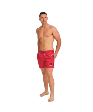 Este bañador para hombre combina estilo, comodidad y funcionalidad, convirtiéndose en una prenda ideal para la playa, la piscina o cualquier actividad veraniega. Su diseño moderno y su confección en materiales de secado rápido lo hacen perfecto para disfrutar del verano con total confort.

Detalles:
- Corte corto clásico.
- Cintura elástica ajustable con cordón.
- Bolsillos laterales.
- Etiqueta de silicona con relieve en la parte trasera.
- Forro interior de malla.
- Logotipo de la marca en una de las piernas.
- Confeccionado en tejido ligero de secado rápido.

Los bañadores de hombre son una prenda indispensable para aquellos que aman disfrutar del agua, ya sea en la playa, en la piscina, o en cualquier otro lugar. Aunque a menudo se consideran como una prenda simple y funcional, el bañador hombre de Munich puede ser una elección de estilo y moda. El bañador largo hombre es una prenda que nos define, por lo que resulta importante dar con un bañador de hombre que nos ayude a proyectar nuestra personalidad.
 Composición: 100% Poliéster
 Cuidados:
Lavar a mano.
No usar lejía ni suavizantes.
Secar al aire libre.