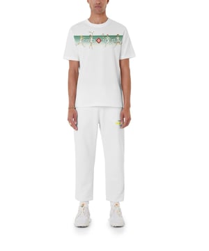 Camiseta Impresa de Rayas Juguetonas de Casablanca – Camiseta Unisex de Jersey Blanca

Añade un toque de lujo a tu vestuario casual con la camiseta de rayas juguetonas de Casablanca. Confeccionada en jersey de algodón 100% premium, esta camiseta unisex ofrece una sensación suave, transpirable y ligera, asegurando la máxima comodidad y un estilo sin esfuerzo.

Con el gráfico de “Rayas Juguetonas”, esta camiseta encarna la estética distintiva de Casablanca, elevando el vestuario diario con un diseño audaz y artístico. Diseñada con un ajuste relajado, cuello redondo clásico y mangas cortas, es una pieza versátil que combina sin esfuerzo con jeans, pantalones de corte recto o pantalones cortos.

Características:

Casablanca

Camiseta Impresa Unisex

Blanca
Material: 100% Jersey de Algodón

Ajuste: Relajado

Escote: Cuello Redondo

Mangas: Manga Corta

Por qué te encantará:

Tejido de calidad premium para comodidad durante todo el día

Impresión gráfica destacada para un look estiloso y artístico

Fácil de combinar para atuendos casuales o más elegantes