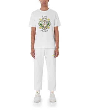 Hergestellt aus hochwertigem Jersey-Stoff bietet dieses T-Shirt ein weiches, atmungsaktives Tragegefühl für ganztägigen Komfort. Der Casa Way Druck verleiht ihm einen mutigen, zeitgenössischen Akzent und macht es zu einem herausragenden Stück für jede Gelegenheit. Egal, ob Sie es mit Jeans für einen lässigen Look kombinieren oder es unter einer Jacke für zusätzlichen Stil schichten, dieses T-Shirt ist ein unverzichtbares Basic.

Merkmale:

• Weicher und atmungsaktiver Jersey-Stoff

• Einzigartiger Casa Way Druck für einen stilvollen Akzent

• Klassischer Rundhalsausschnitt und kurze Ärmel

• Reguläre Passform für ganztäglichen Komfort

Perfekt für diejenigen, die mühelosen Stil mit einem modernen Touch schätzen.