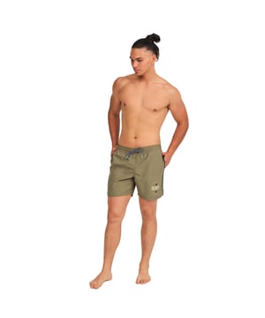 Diese Badeanzüge für Herren vereinen Stil, Komfort und Funktionalität und sind daher ideal für den Strand, den Pool oder jede andere Sommeraktivität. Sein modernes Design und das schnelltrocknende Material machen es perfekt, um den Sommer in absolutem Komfort zu genießen.

 Details:
 - Klassische Abkürzung.
 - Verstellbarer, elastischer Bund mit Kordelzug.
 - Seitentaschen.
 - Geprägtes Silikonetikett auf der Rückseite.
 - Innenfutter aus Mesh.
 - Markenlogo auf einem Bein.
 - Aus leichtem, schnelltrocknendem Stoff.

 Herrenbadebekleidung ist ein unverzichtbarer Artikel für alle, die gerne im Wasser sind, sei es am Strand, im Pool oder anderswo. Obwohl er oft als einfaches und funktionales Kleidungsstück angesehen wird, kann der Herrenbadeanzug Munich eine stilvolle und modische Wahl sein. Der lange Herrenbadeanzug ist ein Kleidungsstück, das uns definiert. Daher ist es wichtig, einen Herrenbadeanzug zu finden, der uns hilft, unsere Persönlichkeit zum Ausdruck zu bringen.
 Komposition: 100% Polyester
 Pflege:
Handwäsche.
 Verwenden Sie keine Bleichmittel oder Weichspüler.
 Lufttrocknen.