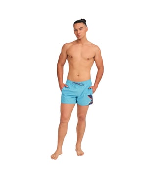 Este bañador hombre corto ofrece un diseño fresco y moderno, ideal para aquellos que buscan comodidad y estilo en sus actividades acuáticas o en días de descanso al sol. Con su tejido ligero y detalles prácticos, es el bañador de hombre perfecto para disfrutar del verano.

Detalles:
- Cintura elástica ajustable con cordón.
- Bolsillos laterales.
- Etiqueta de silicona con relieve en la parte trasera.
- Forro interior de malla.
- Gráficos de la marca.
- Confeccionado en tejido ligero de secado rápido.

Los bañadores de hombre son una prenda indispensable para aquellos que aman disfrutar del agua, ya sea en la playa, en la piscina, o en cualquier otro lugar. Aunque a menudo se consideran como una prenda simple y funcional, el bañador hombre de Munich puede ser una elección de estilo y moda. El bañador corto hombre es una prenda que nos define, por lo que resulta importante dar con un bañador de hombre que nos ayude a proyectar nuestra personalidad.
 Composición: 94% Poliéster, 6% Elastano
 Cuidados:
Lavar a mano.
No usar lejía ni suavizantes.
Secar al aire libre.