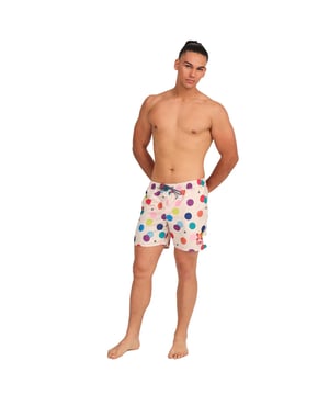 Diese Badeanzüge für Herren vereinen Stil, Komfort und Funktionalität und sind daher ideal für den Strand, den Pool oder jede andere Sommeraktivität. Sein modernes Design und das schnelltrocknende Material machen es perfekt, um den Sommer in absolutem Komfort zu genießen.

 Details:
 - Klassische Abkürzung.
 - Verstellbarer, elastischer Bund mit Kordelzug.
 - Seitentaschen.
 - Geprägtes Silikonetikett auf der Rückseite.
 - Innenfutter aus Mesh.
 - Markenlogo auf einem Bein.
 - Aus leichtem, schnelltrocknendem Stoff.

 Herrenbadebekleidung ist ein unverzichtbarer Artikel für alle, die gerne im Wasser sind, sei es am Strand, im Pool oder anderswo. Obwohl er oft als einfaches und funktionales Kleidungsstück angesehen wird, kann der Herrenbadeanzug Munich eine stilvolle und modische Wahl sein. Der lange Herrenbadeanzug ist ein Kleidungsstück, das uns definiert. Daher ist es wichtig, einen Herrenbadeanzug zu finden, der uns hilft, unsere Persönlichkeit zum Ausdruck zu bringen.
 Komposition: 100% Polyester
 Pflege:
Handwäsche.
 Verwenden Sie keine Bleichmittel oder Weichspüler.
 Lufttrocknen.