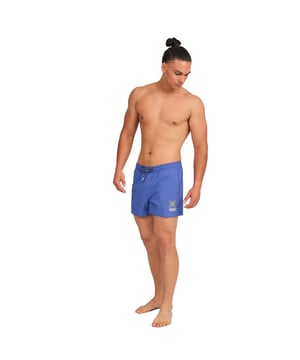 Diese kurzen Badeanzüge für Herren bieten ein frisches und modernes Design, ideal für alle, die bei ihren Wasseraktivitäten oder an Ruhetagen in der Sonne Komfort und Stil suchen. Mit seinem leichten Stoff und den praktischen Details ist es der perfekte Herrenbadeanzug, um den Sommer zu genießen.

 Details:
 - Verstellbarer, elastischer Bund mit Kordelzug.
 - Seitentaschen.
 - Geprägtes Silikonetikett auf der Rückseite.
 - Innenfutter aus Mesh.
 - Markengrafiken.
 - Aus leichtem, schnelltrocknendem Stoff.

 Herrenbadebekleidung ist ein unverzichtbarer Artikel für alle, die gerne im Wasser sind, sei es am Strand, im Pool oder anderswo. Obwohl er oft als einfaches und funktionales Kleidungsstück angesehen wird, kann der Herrenbadeanzug Munich eine stilvolle und modische Wahl sein. Herrenshorts sind ein Kleidungsstück, das uns definiert. Daher ist es wichtig, eine Herrenbademode zu finden, die uns hilft, unsere Persönlichkeit zum Ausdruck zu bringen.
 Komposition: 94% Polyester, 6% Elasthan
 Pflege:
Handwäsche.
 Verwenden Sie keine Bleichmittel oder Weichspüler.
 Lufttrocknen.