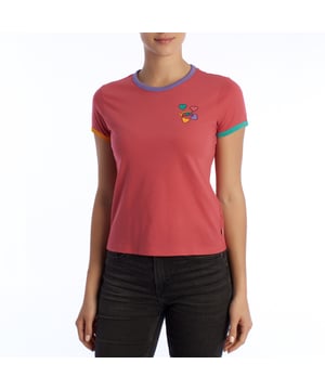 La camiseta de manga corta para niña de Vans llamará tu atención a primera vista con sus ribetes multicolores. El corte clásico con un bonito y sencillo estampado en la parte delantera será una alegría en el armario de cualquier niña. Una pieza fresca de tela de algodón garantizará comodidad durante todo el día.

Detalles:
- Gráfico en el pecho con corazones y logo VANS.
- Corte recto.
- Cuello redondo con ribetes en contraste.
- Tejido suave de algodón.
- Costuras de calidad.

Una camiseta que captura el espíritu libre de VANS con un diseño colorido y lleno de vida. Perfecta para quienes buscan algo más que una básica: estilo, comodidad y mucha personalidad en una sola prenda.

La modelo lleva la talla XL de niña, que corresponde a una talla S de mujer.
 Composición: 100% Algodón
 Cuidados:
Lavar a máquina en frío.
No usar blanqueador.
Planchar a baja temperatura.
Secar al aire o en secadora a baja temperatura.
