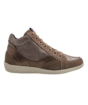 Die Geox D Myria A sind mittelhohe Sneaker für Frauen, die ein Gleichgewicht zwischen Mode und Komfort suchen. Ihr durchdachtes Design, kombiniert mit hochwertigen Materialien, macht sie perfekt für den täglichen Gebrauch, ohne dass dabei der Komfort auf der Strecke bleibt.

 Details:
 - Atmungsaktiv und wasserdicht
 - Verschlussart: Reißverschluss, Schnürung.
 - Die perforierte Sohle ermöglicht den Füßen eine natürliche Atmung.
 - Rutschfeste Sohle.
 - Antibakterielle Innensohle aus Leder.
 - Geox Breathe: Technologie, die für eine bestmögliche Luftzirkulation sorgt und den Körper auf optimaler Temperatur hält. Das System bietet maximalen Komfort durch Atmungsaktivität und ein hohes Maß an Temperaturregulierung.

 Der Geox D Myria A ist die ideale Wahl für alle, die Komfort, Schutz und Stil in einem einzigen Schuh suchen. Sein wasserdichtes Design, die flexible Sohle und die hochwertigen Materialien garantieren Komfort und Leistung bei jedem Klima.
 Komposition: Außen: Leder, Öko-Leder; Innenausstattung: Textil; Sohle: Gummi; Vorlage: Leder
 Pflege:
Verwenden Sie ein feuchtes Tuch oder eine weiche Bürste.
 Nicht in der Maschine waschen.
 Lassen Sie es an der Luft trocknen, ohne direkte Sonneneinstrahlung oder Hitze.