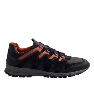 Die Geox U Delray B sind wasserdichte Herren-Sneaker mit normaler Passform. Sie sind auf maximalen Komfort ausgelegt und bieten Polsterung, Flexibilität und Atmungsaktivität. Seine innovative Sohle bietet Stabilität, Dämpfung und große Flexibilität bei jedem Schritt. Das Obermaterial kombiniert Leder, Textil und Amphibiox-Material und sorgt so für Schutz vor Nässe und Kälte.

 Details:
 - Atmungsaktiv und wasserdicht
 - Verschlussart: Verstellbare Schnürsenkel.
 - Rutschfeste Sohle.
 - Antibakterielle Innensohle.
 - Geox Breathe: Technologie, die für eine bestmögliche Luftzirkulation sorgt und den Körper auf optimaler Temperatur hält. Das System bietet maximalen Komfort durch Atmungsaktivität und ein hohes Maß an Temperaturregulierung.

 Der Geox U Delray B ABX ist die ideale Wahl für alle, die Komfort, Schutz und Stil in einem einzigen Schuh suchen. Sein wasserdichtes Design, die flexible Sohle und die hochwertigen Materialien garantieren Komfort und Leistung bei jedem Klima.
 Komposition: Außen: Leder; Innenausstattung: Textil, Synthetik; Sohle: Gummi; Vorlage: Textil
 Pflege:
Verwenden Sie ein feuchtes Tuch oder eine weiche Bürste.
 Nicht in der Maschine waschen.
 Lassen Sie es an der Luft trocknen, ohne direkte Sonneneinstrahlung oder Hitze.