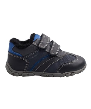 Diseñadas para los pequeños aventureros, estas zapatillas niño Geox ofrecen el equilibrio perfecto entre estilo, funcionalidad y confort térmico. Su interior forrado en felpa suave mantiene los pies abrigados incluso en los días más fríos, mientras que su tecnología transpirable garantiza frescura y bienestar en todo momento. 

Detalles:
- Transpirables.
- Forro térmico con aislamiento.
- Tipo de cierre: De velcro.
- Suela antideslizante.
- La suela perforada permite que los pies transpiren de forma natural.
- Plantilla antibacteriana.
- Geox Respira: Tecnología diseñada para garantizar la mejor circulación del aire posible y mantener el cuerpo a una temperatura óptima. El sistema proporciona el máximo confort gracias a la transpirabilidad y un alto grado de regulación de la temperatura.

Las zapatillas abotinadas Geox para niños son la combinación perfecta de estilo, comodidad y funcionalidad. Su diseño deportivo con cierre de velcro facilita su uso diario, mientras que el forro interior térmico mantiene los pies cálidos en los días más fríos.
 Composición: Exterior: Ecopiel; Interior: Sintético; Suela: Goma; Plantilla: Fieltro
 Cuidados:
Usar un paño húmedo o cepillo suave.
No lavar en máquina.
Dejar secar al aire, sin sol directo ni calor.