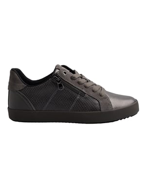 Die Geox D Blomiee C sind niedrige Sneaker für Frauen, die ein Gleichgewicht zwischen Mode und Komfort suchen. Ihr durchdachtes Design, kombiniert mit hochwertigen Materialien, macht sie perfekt für den täglichen Gebrauch, ohne dass dabei der Komfort auf der Strecke bleibt.

 Details:
 - Atmungsaktiv und wasserdicht
 - Verschlussart: Reißverschluss, Schnürung.
 - Die perforierte Sohle ermöglicht den Füßen eine natürliche Atmung.
 - Rutschfeste Sohle.
 - Antibakterielle Innensohle aus Leder.
 - Geox Breathe: Technologie, die für eine bestmögliche Luftzirkulation sorgt und den Körper auf optimaler Temperatur hält. Das System bietet maximalen Komfort durch Atmungsaktivität und ein hohes Maß an Temperaturregulierung.

 Der Geox D Blomiee C ist die ideale Wahl für alle, die Komfort, Schutz und Stil in einem einzigen Schuh suchen. Sein atmungsaktives Design, die flexible Sohle und die hochwertigen Materialien garantieren Komfort und Leistung bei jedem Klima.
 Komposition: Außen: Leder, Öko-Leder; Innenausstattung: Textil; Sohle: Gummi; Vorlage: Öko-Leder
 Pflege:
Verwenden Sie ein feuchtes Tuch oder eine weiche Bürste.
 Nicht in der Maschine waschen.
 Lassen Sie es an der Luft trocknen, ohne direkte Sonneneinstrahlung oder Hitze.