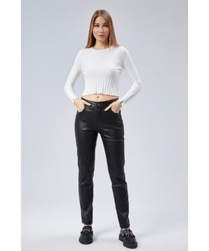 Die sorgfältig gestaltete Openwear-Kollektion von Homestore wurde entwickelt, um Ihren modernen und eleganten Stil bestmöglich zu unterstreichen. Unsere Produkte verbinden Raffinesse mit Komfort und bestehen aus hochwertigen Stoffen, die sich ideal für den Alltag oder besondere Anlässe eignen. Mit ihrer atmungsaktiven und leichten Struktur sind diese Designs für jede Jahreszeit geeignet und bieten vielseitige Styling-Möglichkeiten, wodurch sie zu einem unverzichtbaren Bestandteil Ihrer Garderobe werden.

Homestore verleiht der Modewelt mit seiner Liebe zum Detail und zeitlosen Designs eine einzigartige Note. Unsere Produkte sind mit eleganten Schnitten, modernen Linien und Langlebigkeit gefertigt, um den Stil jeder Frau perfekt zu ergänzen. Von klassisch bis modern bieten diese Stücke Komfort und Ästhetik in einem.