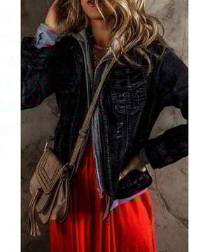 Chaqueta de mezclilla con capucha y cremallera falsa de dos piezas en negro.  
Versátil y elegante.  
Capucha y cierre de cremallera frontal.  
Fabricada con material de mezclilla de alta calidad.  
Duradera y cómoda de llevar.  
Perfecta para cualquier ocasión informal.