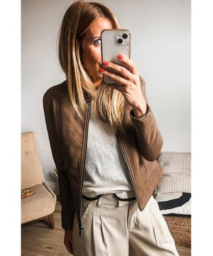 Onze stijlen zijn ontworpen met een trendy, aansluitende look in gedachten volgens een internationale maat standaard. Voor de beste pasvorm raden we aan om één maat groter te kiezen dan je gebruikelijke maat. Vergeet niet onze maattabel te raadplegen om je perfecte match te vinden!
  Stijlvolle, effen kleur voor een veelzijdige look
  Gemaakt van premium nepleer voor een luxe gevoel
  Voorzien van trendy ritsdetails voor een moderne uitstraling
  Ontworpen in een slim fit voor een flatterende silhoeët
  Perfect om je garderobe een upgrade te geven
Materiaal: buitenkant: 100% PU Voering: 100% Polyester