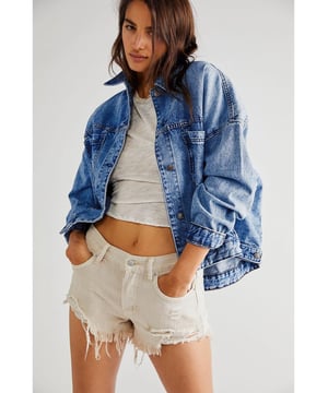 Our styles are designed with a trendy fitted look in mind following an international size standard. For the best fit we suggest choosing one size up from your usual. Be sure to check our sizing chart to find your perfect match!
  Dark blue washed oversized denim jacket
  Vintage and laid
  back look with washed denim
  Classic button
  up closure
  Turn
  down collar
  Convenient chest pockets
  Available in various sizes (S M L XL 2XL)
Material: 75% Cotton 25% Polyester