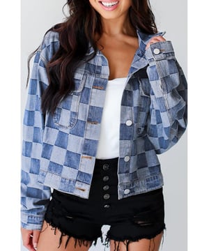 Our styles are designed with a trendy fitted look in mind following an international size standard. For the best fit we suggest choosing one size up from your usual. Be sure to check our sizing chart to find your perfect match!
  Light Blue Checkered Patchwork Button up Denim Jacket
  Unique fusion of classic denim and patchwork style
  Two
  tone checkered pattern
  Flap pockets
  Button
  up front
  Pair with jeans for a denim
  on
  denim look
  Ideal with a simple tee for a laid
  back ensemble
Material: 56% Cotton 44% Polyester