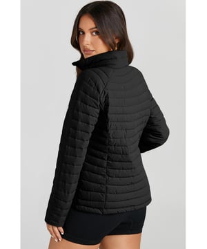 Chaqueta acolchada elegante y versátil  
  Diseño acolchado para aislamiento y una apariencia sofisticada  
  Cierre de cremallera delantero para un uso fácil y ventilación ajustable  
  Perfecta para llevar sobre ropa más ligera  
  Adecuada para todos los géneros  
Material: 100% Poliéster