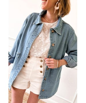 Our styles are designed with a trendy fitted look in mind following an international size standard. For the best fit we suggest choosing one size up from your usual. Be sure to check our sizing chart to find your perfect match!
  Chambray denim jacket in dusk blue
  Slit button details on both sides
  Loose fit for comfort
  Large pockets for convenience
  Versatile piece suitable for most occasions
Material: 75% Cotton 25% Polyester