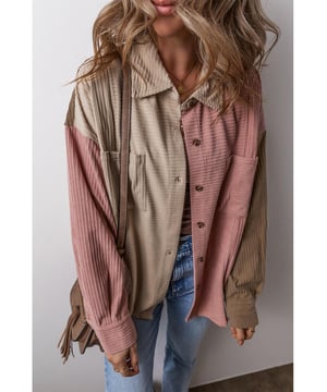 Unsere Styles sind mit einem trendigen, figurbetonten Look im Einklang mit einem internationalen Größenstandard entworfen. Für die beste Passform empfehlen wir, eine Größe größer als gewohnt zu wählen. Vergessen Sie nicht, unsere Größentabelle zu überprüfen, um Ihre perfekte Passform zu finden!
  Auffälliges Blockfarbendesign
  Funktionale Brusttaschen
  Knopfleiste für einfaches Schichten
  Warmes und gemütliches Cordstoffmaterial
  Verleiht einen Hauch von Retro-Charme
  Ideal für das Schichten in kühleren Monaten
Material: 100 % Polyester