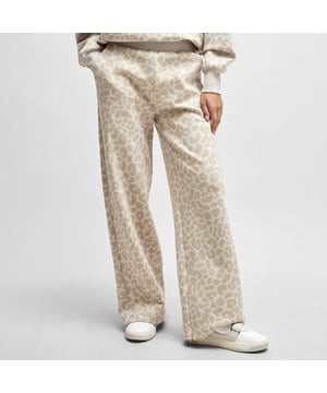 Womens Naomi x BOSS Erkunda Tracksuit bottoms with leopard printModern zip-hem tracksuit bottoms by BOSS Womenswear  crafted in comfortable tech spacer jersey in a soft stretch-cotton blend. Featuring an all-over leopard print embedded with anti-stress energear™ technology. Part of an exclusive capsule  co-created with Naomi Campbell  designed with elegance  confidence  and on-the-go ease in mind.Main material: 80% Cotton  14% Polyester  6% Elastane.  Components: 98% Cotton  2% Elastane.  Machine washable.Ref: 50514484-131