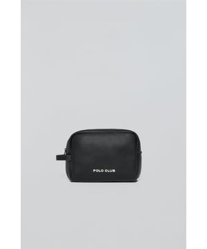Der schwarze Kulturbeutel Eton im Unisex-Design wurde unter Berücksichtigung des Komforts entworfen, ohne dabei auf Stil zu verzichten. Er ist aus Polyurethan gefertigt und verfügt über eine Innentasche mit Reißverschluss für zusätzliche Ordnung. Das metallische Polo Club Logo auf der Vorderseite verleiht ihm einen einzigartigen Touch, während die mit dem Logo geprägten Reißverschlüsse das Design aufwerten. Mit seinem praktischen Tragegriff ist dieser Kulturbeutel der perfekte Begleiter für Ihre Reisen oder Ausflüge.