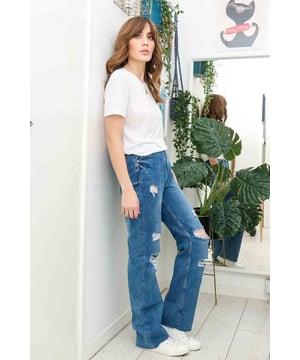 These jeans feature a high waist, wide, full-length leg and a classic 5-pocket denim silhouette. Perfect to pair with tops from our going out section for a more put together look or pair with our new sweatshirts for everyday style and comfort.